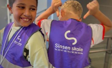 et par barner som poserer for kameraet