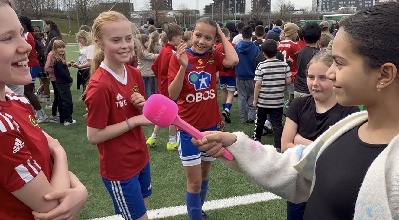 En gruppe barn som leker med en leke