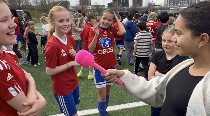 En gruppe barn som leker med en leke