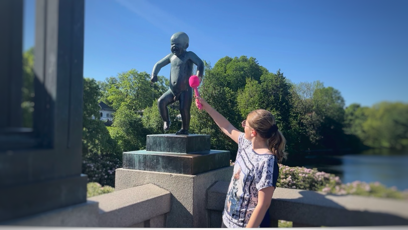 en person som står ved siden av en statue