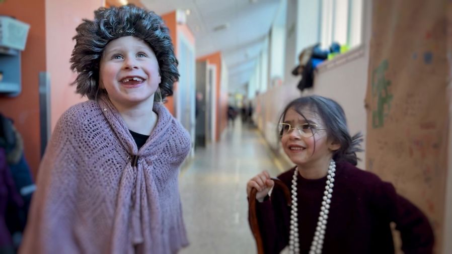 En person og en person i en korridor