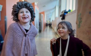 En person og en person i en korridor En person og en person i en korridor