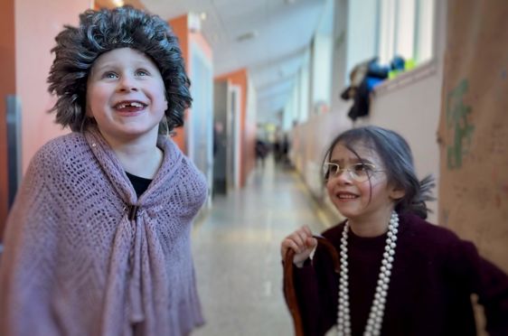 En person og en person i en korridor En person og en person i en korridor