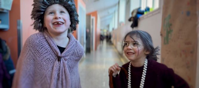 En person og en person i en korridor En person og en person i en korridor