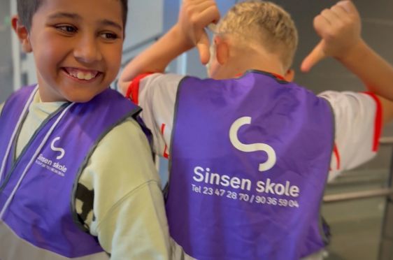 et par barner som poserer for kameraet