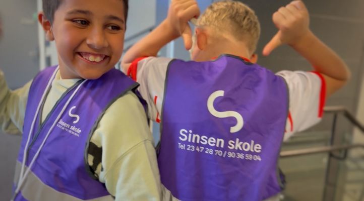 et par barner som poserer for kameraet