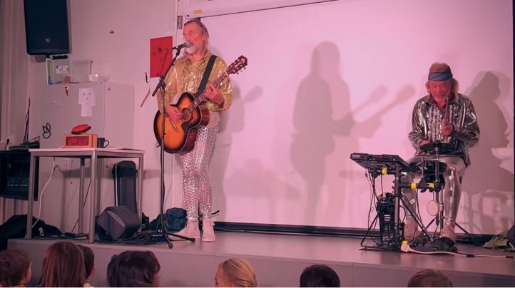 en gruppe mennesker på en scene