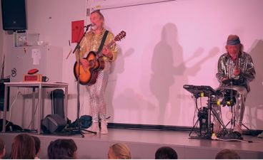 en gruppe mennesker på en scene en gruppe mennesker på en scene