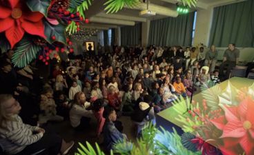 en stor gruppe mennesker som sitter i et rom