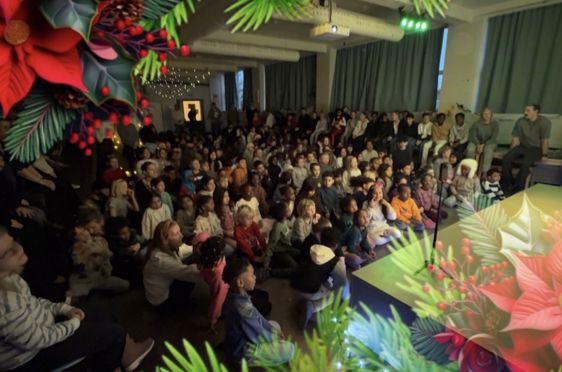 en stor gruppe mennesker som sitter i et rom