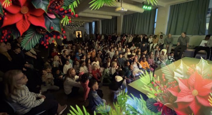 en stor gruppe mennesker som sitter i et rom