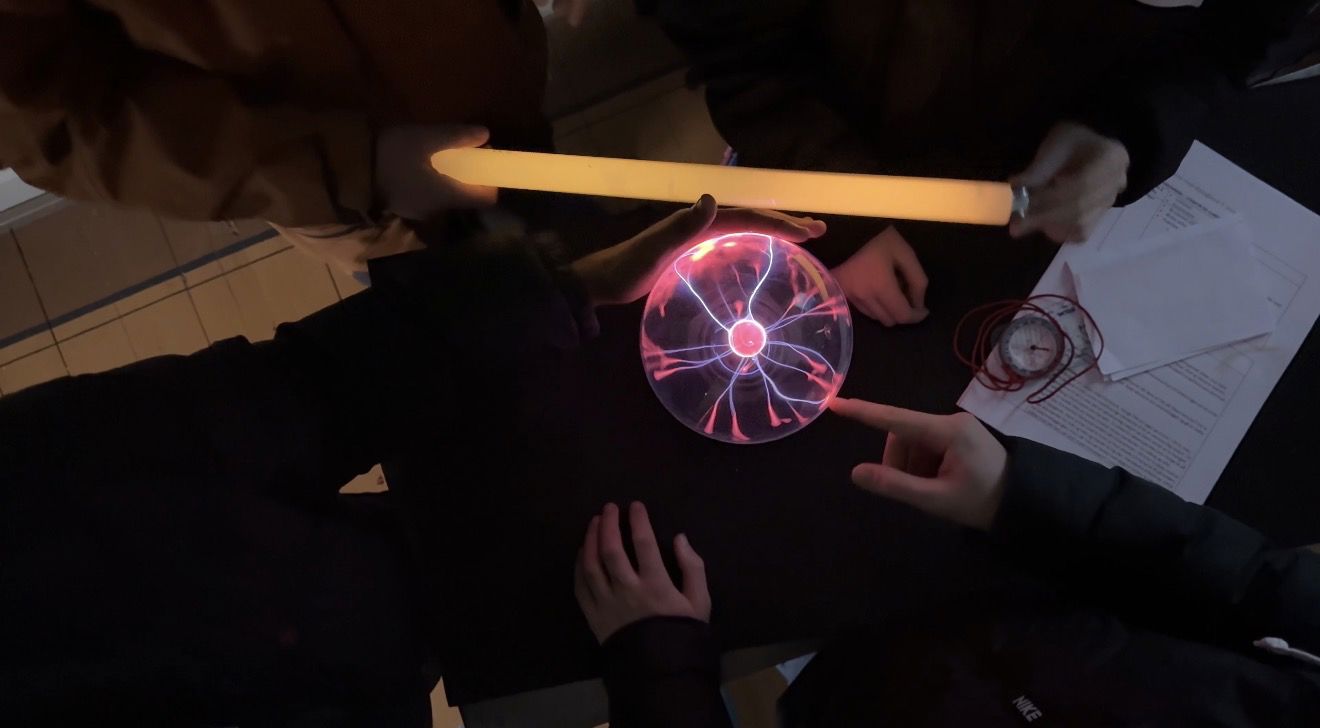 En person som holder et lyssverd