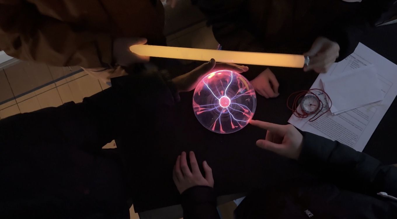 En person som holder et lyssverd