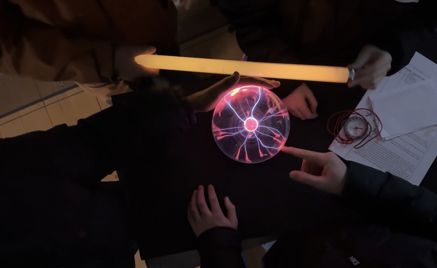 En person som holder et lyssverd En person som holder et lyssverd