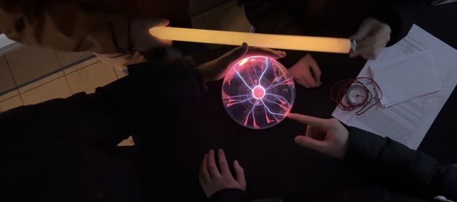 En person som holder et lyssverd En person som holder et lyssverd