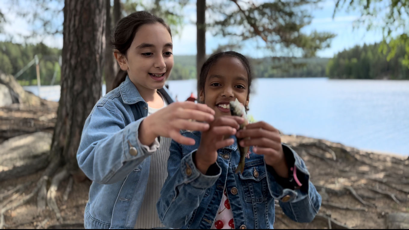 en person og et barn som spiser iskrem