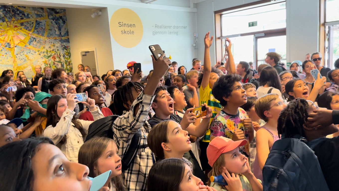 En gruppe mennesker i et rom