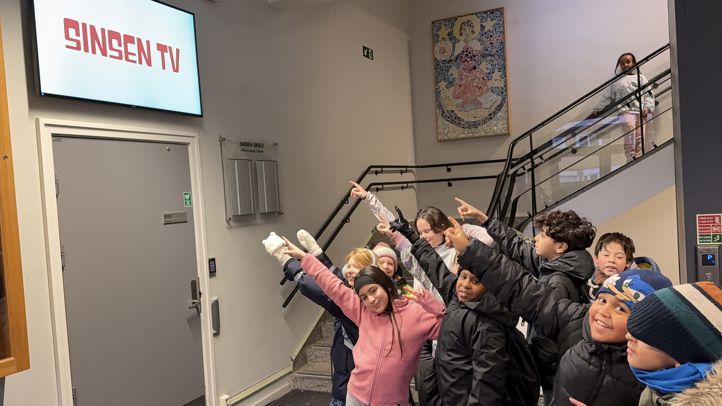 en gruppe mennesker som poserer for et bilde