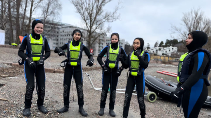 En gruppe mennesker i klær En gruppe mennesker i klær