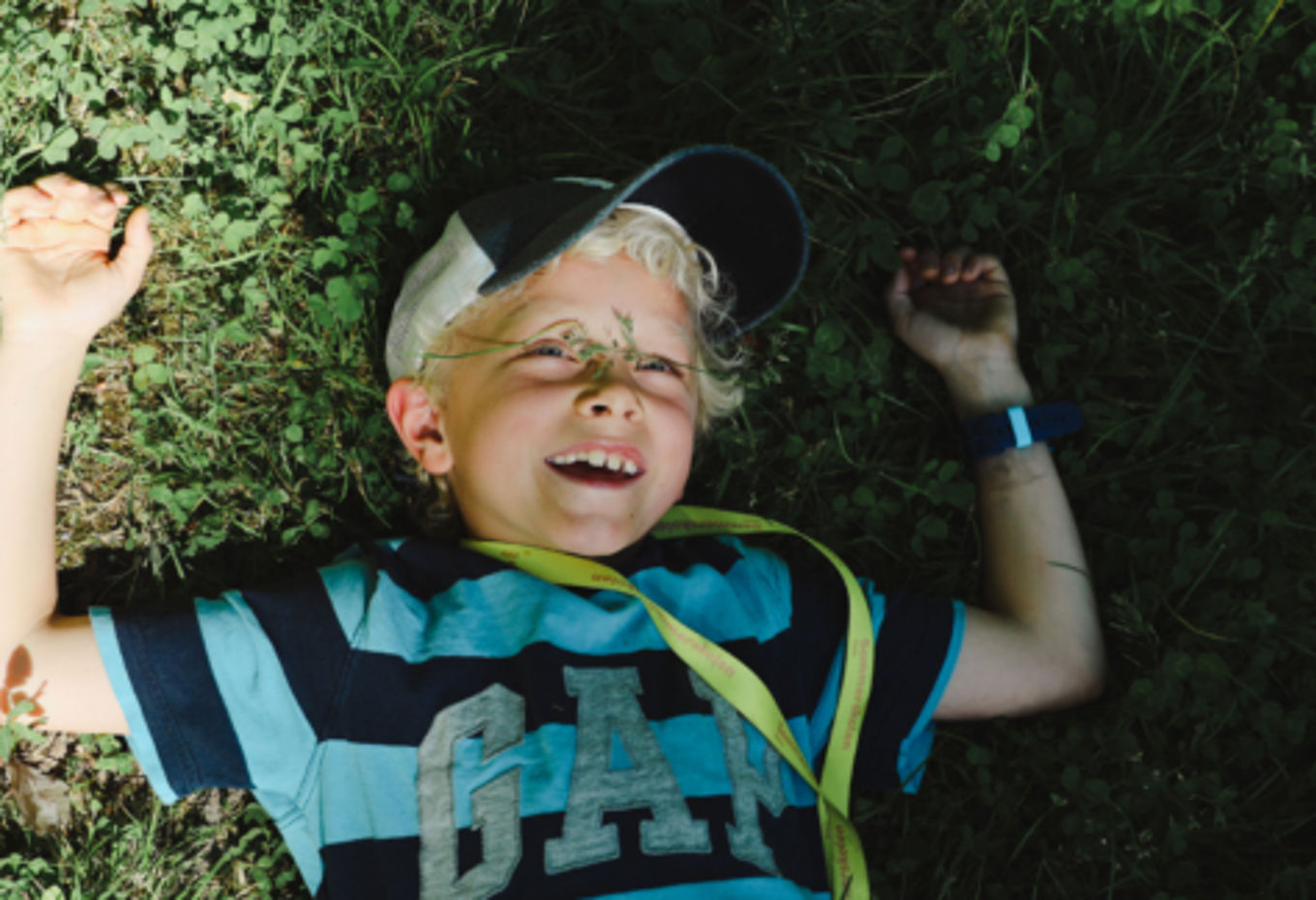 et barn med hatt og briller