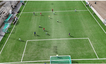 En gruppe mennesker som spiller fotball