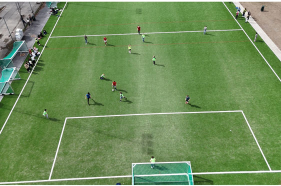 En gruppe mennesker som spiller fotball