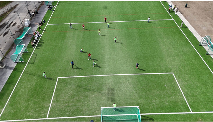 En gruppe mennesker som spiller fotball
