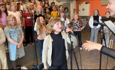 en gruppe mennesker som står i et rom