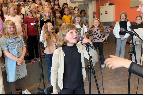 en gruppe mennesker som står i et rom