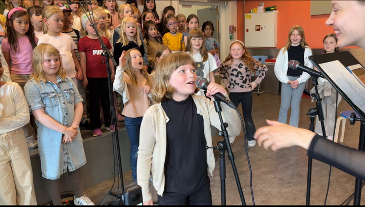 en gruppe mennesker som står i et rom