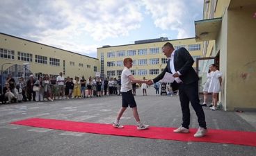 et par menn som danser på en gårdsplass med en mengde mennesker