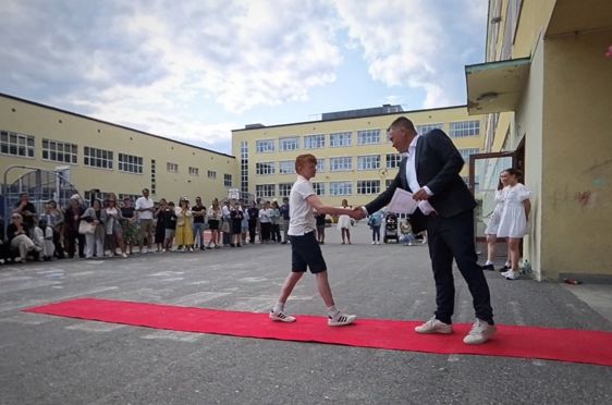 et par menn som danser på en gårdsplass med en mengde mennesker