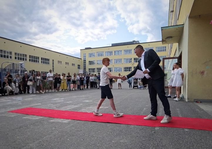 et par menn som danser på en gårdsplass med en mengde mennesker