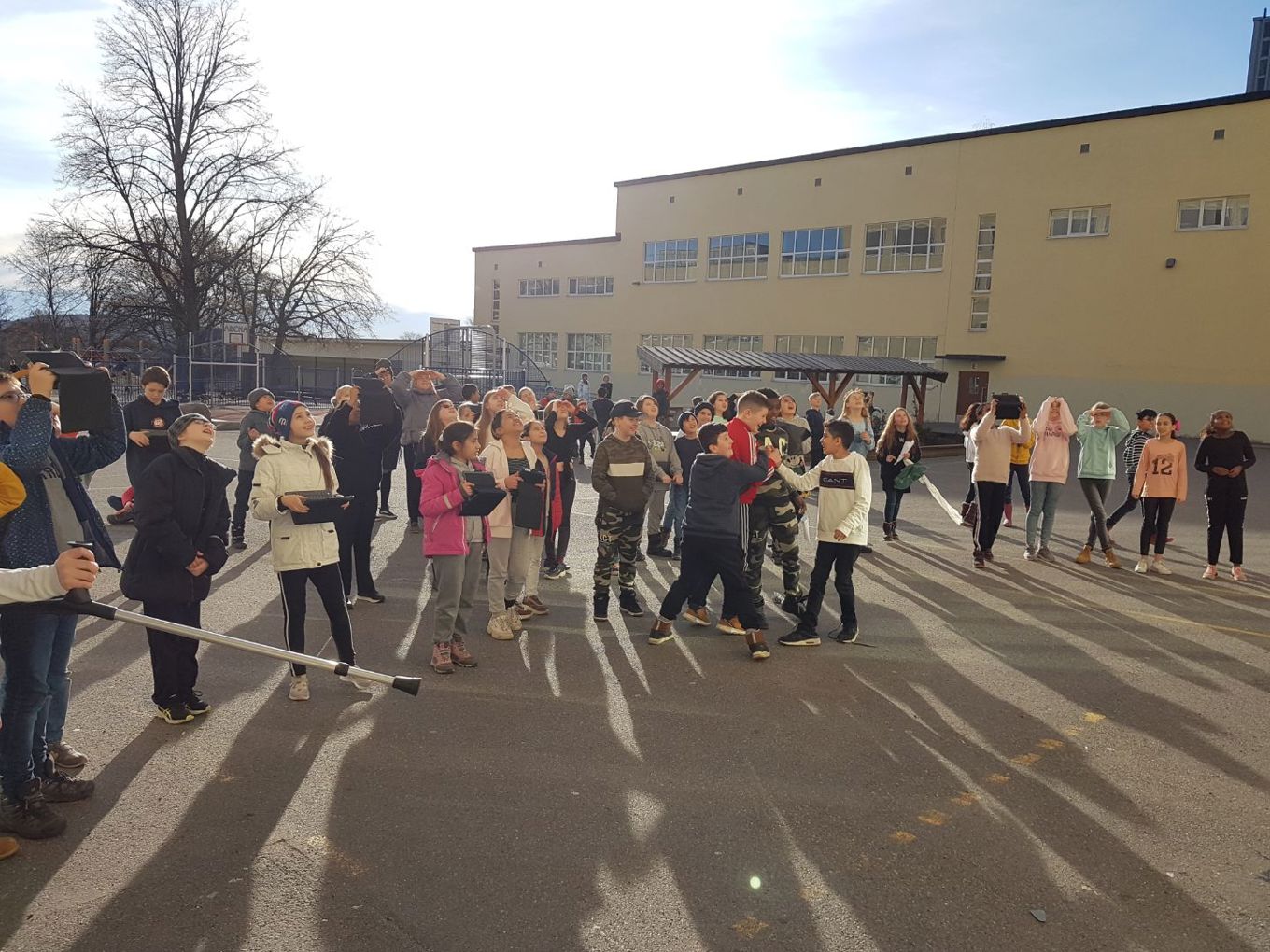 Elevene følger spent med på fallskjermene.