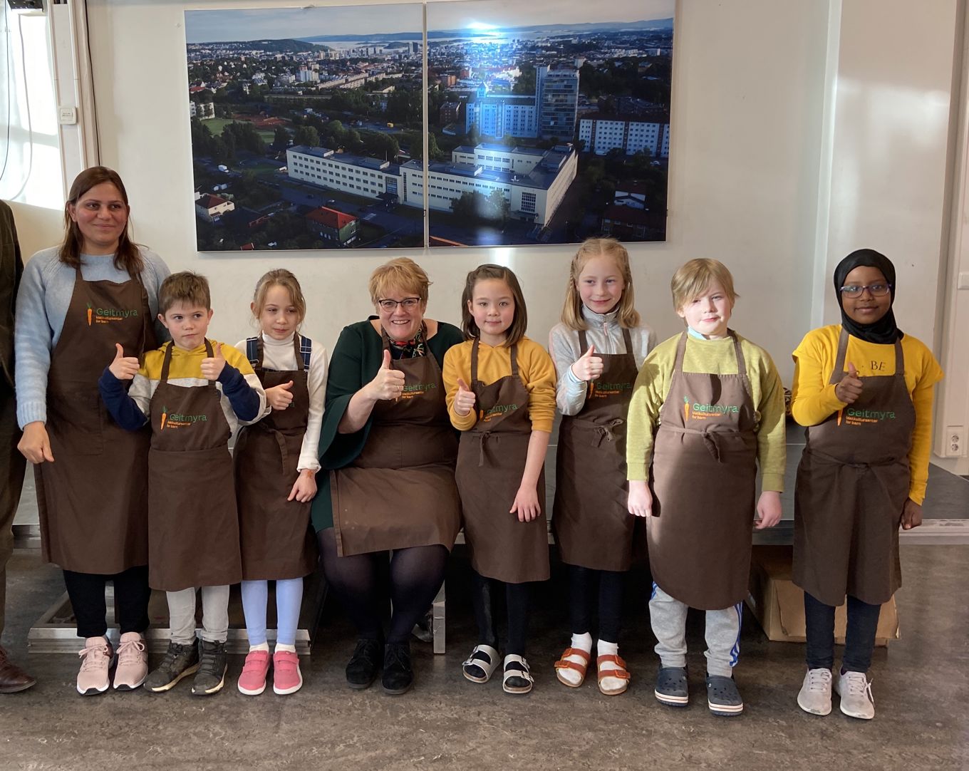 Kunnskapsminister Trine Skei Grande sammen med elever på Sinsen AKS Kunnskapsminister Trine Skei Grande sammen med elever på Sinsen AKS