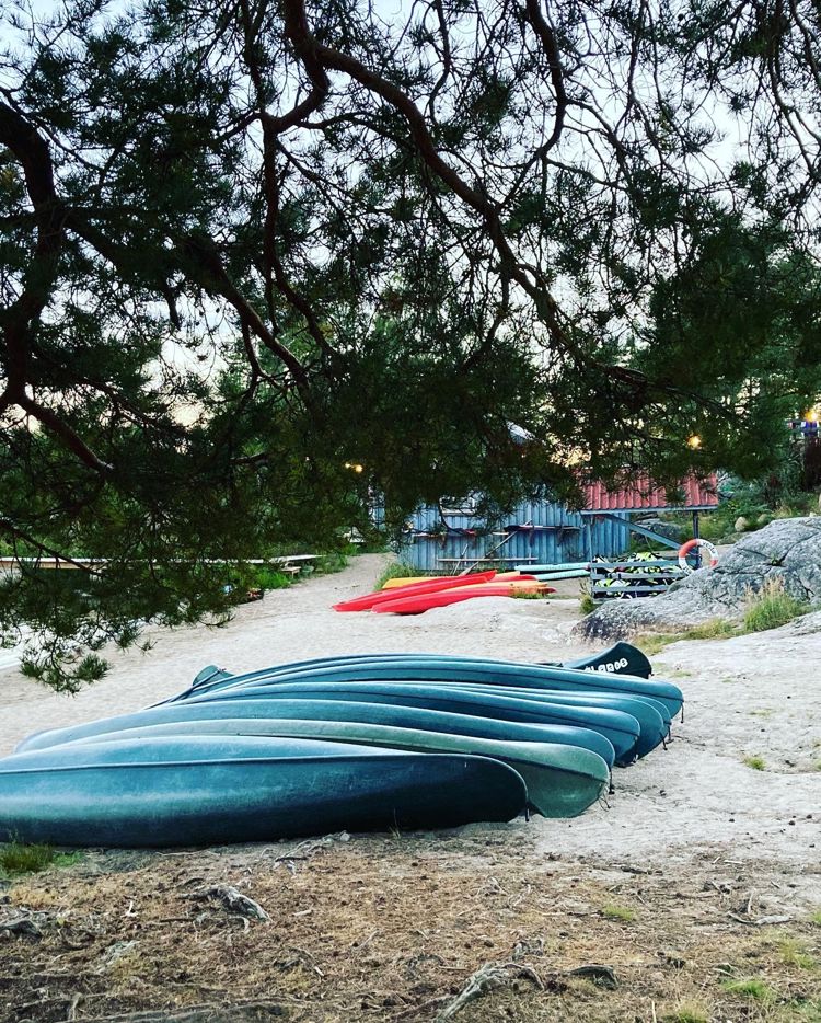 Kanoer ligger klar til bruk