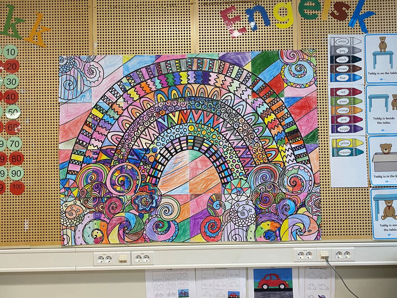 Elever på 2.trinn har laget sin versjon av regnbuen. Det ble en fargerik og fin regnbue som minner oss om at «alt blir bra». I en litt annerledes hverdag er det godt å finne håp og trøst i en fin regnbue. Hver dag jobber vi for at elevene på Sinsen skole skal ha en tilnærmet normal skolehverdag som mulig. Vi holder læringstrykket oppe og gleder oss over elevenes mestring. Elever på 2.trinn har laget sin versjon av regnbuen. Det ble en fargerik og fin regnbue som minner oss om at «alt blir bra». I en litt annerledes hverdag er det godt å finne håp og trøst i en fin regnbue. Hver dag jobber vi for at elevene på Sinsen skole skal ha en tilnærmet normal skolehverdag som mulig. Vi holder læringstrykket oppe og gleder oss over elevenes mestring.